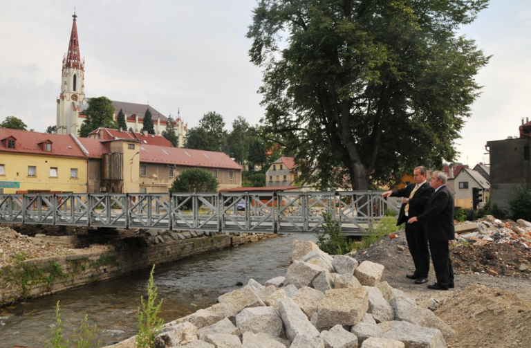 Hejtman LK Stanislav Eichler (vlevo) a vedoucí kanceláře hejtmana Rudolf Broulík si po roce od povodní prohlédli nový provizorní most v Chrastavě.